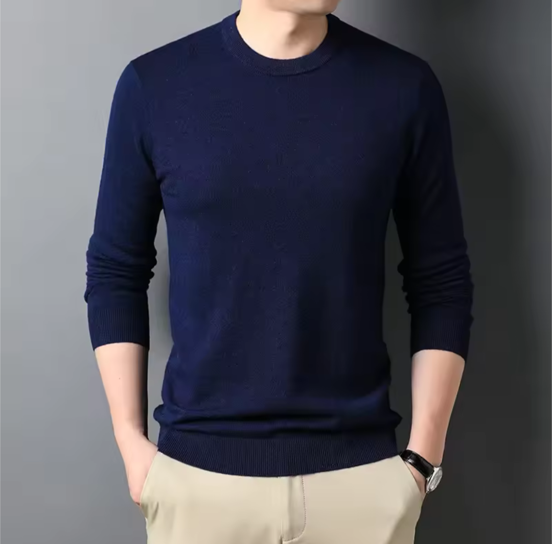 Golf sweater in solid navy knit with a classic round neck, long sleeves and ribbed cuffs and hem